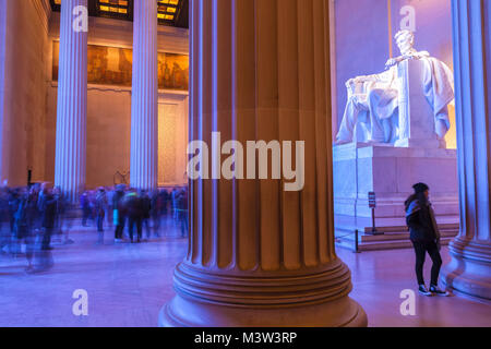 Der Innenraum des Lincoln Memorial mit Besuchern, Washington, District of Columbia, United States. Stockfoto