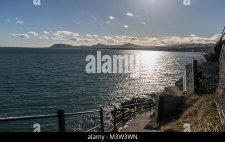 Die Schritte unten zu Vico Badeplatz; mit Blick auf Killiney Bay gekoppelt. Stockfoto