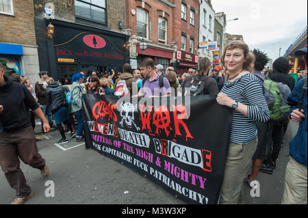 Die Klasse Krieg Frauen Todesschwadronen Banner Blöcke Kabel St in ihrem Protest gegen ein Jack the Ripper touristische Attraktion am Kabel St. Proteste werden bis die 'Museum' schließt, um fortzufahren. Stockfoto