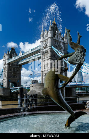 Die Tower Bridge und "Mädchen mit einem Delfin"-Skulptur (von David Wynne, 1973), London, England, Vereinigtes Königreich Stockfoto