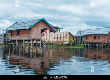 Traditionelle hölzerne Pfahlbauten in Inle Lake Myanmar Stockfoto