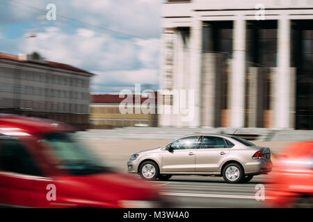 Minsk, Weißrussland - April 7, 2017: Titanfarben Volkswagen Polo Auto im Zeitraffer auf der Straße. Stockfoto