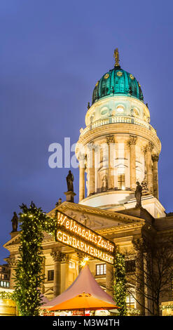 Weihnachtsmarkt auf dem Gendarmenmarkt, französischer Dom, Stockfoto