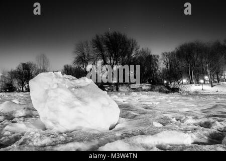 Schuss ein großes Stück Eis und Schnee im Parc Lafontaine, Montreal, Quebec Stockfoto