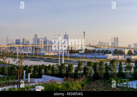 Abu Dhabi Stadt Blick von kulturellen Viertel, Wolkenkratzer und Sheikh Khalifa Brücke von weit in der Ferne. Stockfoto