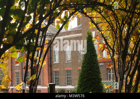 Ein Blick auf einen Abschnitt der Kensington Palace aus der versunkenen Garten durch einen ausgebildeten Baum Torbogen gerahmt Stockfoto