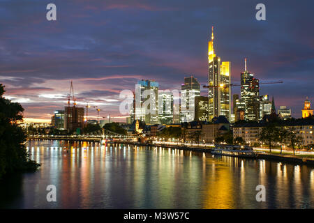 Eisener Steg Brücke, Skyline des Finanzviertels, Frankfurt - Main, Deutschland Stockfoto