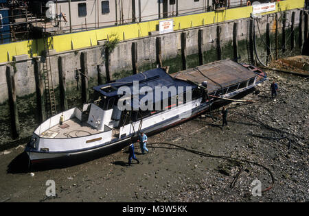 Rettungs- und Unfall Ermittler auf der Marchesa vergnügen Cruiser auf der Themse in London arbeiten. Die Tragödie führte das Ertrinken von 51 Personen. Stockfoto