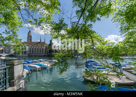 Boot pier, Limmat, Grossmünster, Wasser Kirche, Feder, Zürich, Schweiz Stockfoto
