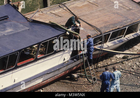 Rettungs- und Unfall Ermittler auf der Marchesa vergnügen Cruiser auf der Themse in London arbeiten. Die Tragödie führte das Ertrinken von 51 Personen. Stockfoto