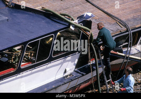 Rettungs- und Unfall Ermittler auf der Marchesa vergnügen Cruiser auf der Themse in London arbeiten. Die Tragödie führte das Ertrinken von 51 Personen. Stockfoto