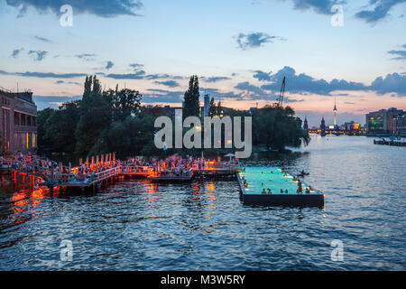 Badeschiff im Fluss Spree bei Sonnenuntergang, Badeschiff, Berlin, Germany Stockfoto