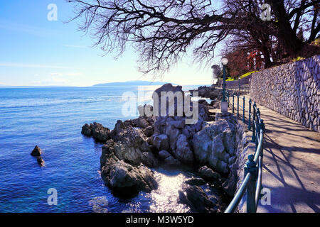 Teil der schönen Promenade durch das klare blaue Meer in Moscenicka Draga in Kroatien an der Adria Stockfoto