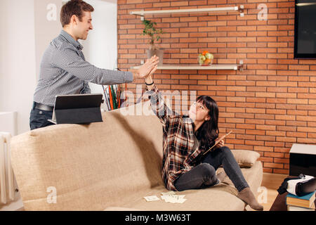 Freunde, fünf zu Hause während der Vorbereitung für die Prüfungen Stockfoto