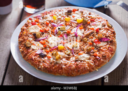 Türkischen kebab Pizza mit Rindfleisch, Paprika, Aubergine und roten Zwiebeln Stockfoto
