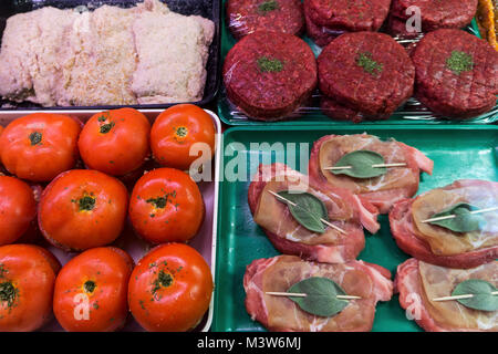 Rohes Fleisch und Tomaten, Metzger, Supermarkt, Stockfoto