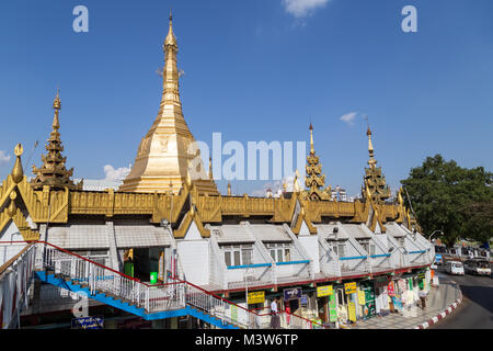 Vergoldet Sule Pagode in der Innenstadt von Yangon, Myanmar, an einem sonnigen Tag. Stockfoto