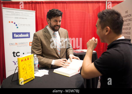 Autor Charles Duhigg unterzeichnet Bücher während einer Pause in der Kunst des Marketings Konferenz in Toronto, Ontario, Kanada am Mittwoch, Juni 05, 2013. Die Konferenz Referenten und Lieferanten auf das neue Zeitalter des Marketing ausgerichtet, darunter Hauptredner Biz Stone, Gründer und Creative Director von Twitter. Stockfoto