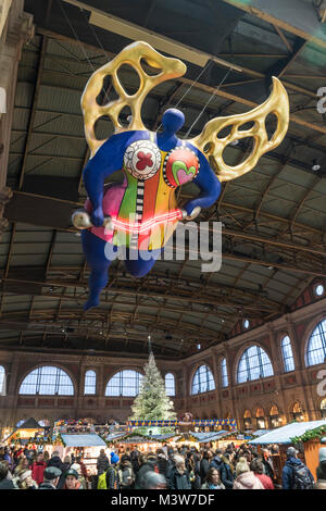 Weihnachtsmarkt Zürich Hauptbahnhof, Schutzengel von Niki de St. Phalle, Zürich, Schweiz Stockfoto