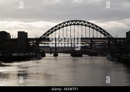 Die Tyne Bridge überquert den Fluss Tyne zwischen Gateshead und Newcastle upon Tyne, England. Stockfoto