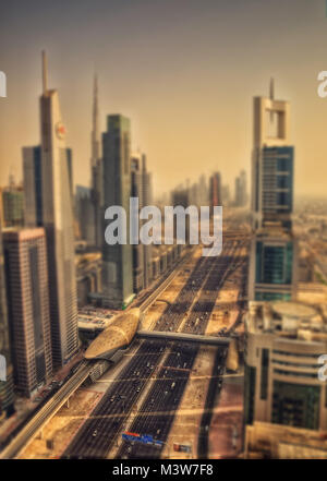 Sheikh Zayed Road Dubai in 2015 getroffen Stockfoto