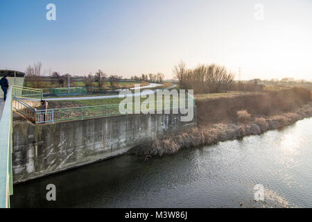 Achau: Zusammenfluss des Flusses Schwechat und Triesting, Brücke, Wienerwald, Wienerwald, Niederösterreich, Lower Austria, Austria Stockfoto