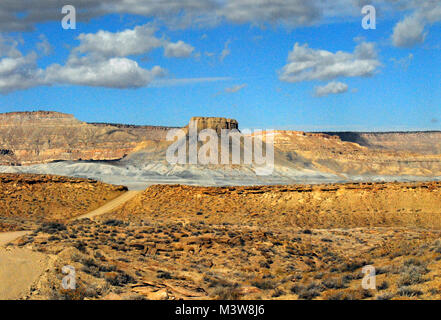 Eine breite gewinkelt, entfernte Panorama von einer wunderschönen Berglandschaft in der Wildnis der Wüste von Arizona Stockfoto