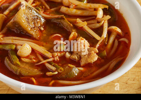 Eine Schüssel der Thai Classic, Tom Yum Suppe mit Hähnchen Stockfoto