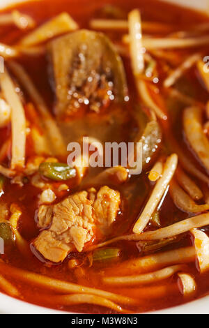 Eine Schüssel der Thai Classic, Tom Yum Suppe mit Hähnchen Stockfoto