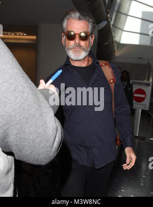 Pierce Brosnan fährt vom Flughafen aus Mit: Pierce Brosnan, Wo: Los Angeles, Kalifornien, Vereinigte Staaten, wenn: 12 Jan 2018 Credit: WENN.com Stockfoto