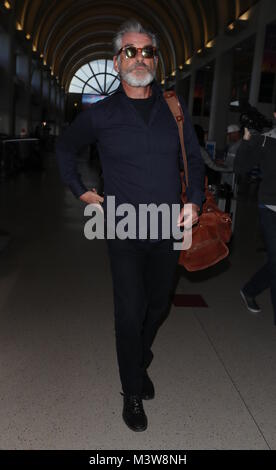 Pierce Brosnan fährt vom Flughafen aus Mit: Pierce Brosnan, Wo: Los Angeles, Kalifornien, Vereinigte Staaten, wenn: 12 Jan 2018 Credit: WENN.com Stockfoto