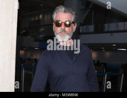 Pierce Brosnan fährt vom Flughafen aus Mit: Pierce Brosnan, Wo: Los Angeles, Kalifornien, Vereinigte Staaten, wenn: 12 Jan 2018 Credit: WENN.com Stockfoto