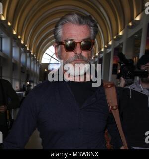 Pierce Brosnan fährt vom Flughafen aus Mit: Pierce Brosnan, Wo: Los Angeles, Kalifornien, Vereinigte Staaten, wenn: 12 Jan 2018 Credit: WENN.com Stockfoto