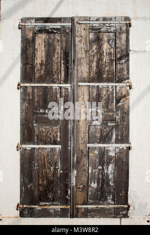 Alte, rostige, typisch, Geschlossene Fensterläden aus Holz in der Altstadt von Cunda (alibey) Insel. Stockfoto