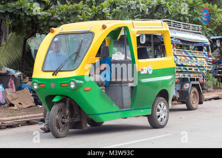 LUANG PRABANG, Laos, 31. Mai 2017, eine traditionelle taxi Dreirad mit einem modernen Capote auf der Straße in der Stadt Luangprabang, Laos. Stockfoto