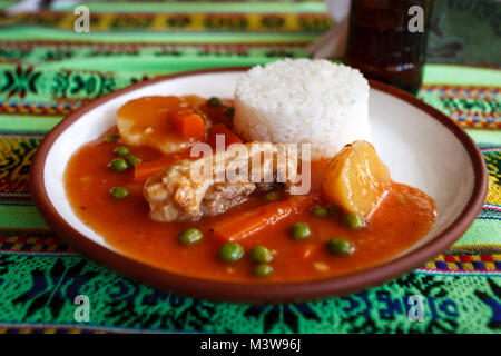 Ein typisches peruanisches Essen mit geschmortem Fleisch und Reis, Peru Stockfoto