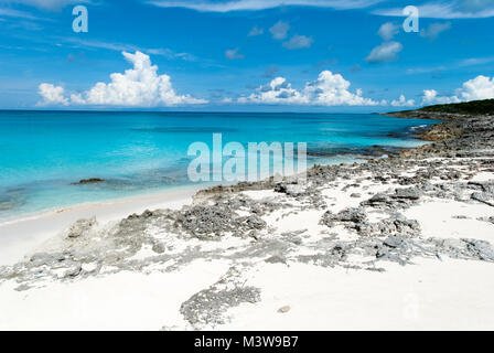 Die felsige Landschaft und das kristallklare Wasser auf unbewohnten Insel Half Moon Cay (Bahamas). Stockfoto