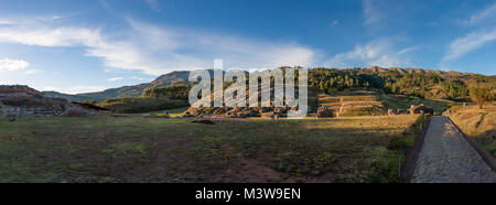 Panoramablick auf ein Feld um den Sacsayhuaman, Cusco, Peru Stockfoto