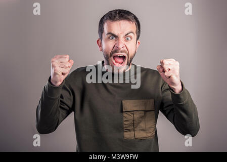 Frustrierter Mann schreien wie verrückt Stockfoto