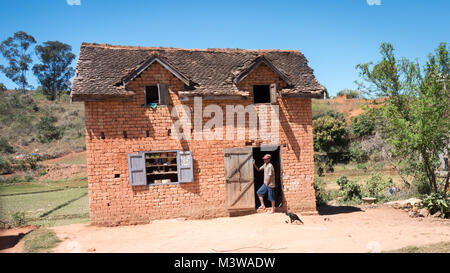 Mann in Türdurchgang von einfachen Haus, Südliche Madagaskar Stockfoto