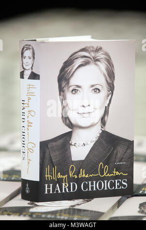 Ehemaligen Vereinigten Staaten von Amerika Staatssekretär, Senator, und der First Lady Hillary Rodham Clinton's Buch harten Entscheidungen an der Bucht und Bloor Indigo Lage in Toronto, Ontario, Kanada am Montag, 16. Juni 2014.