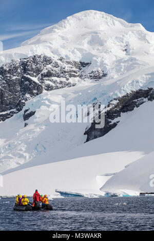 Großes Schlauchboot Zodiac Boote shuttle alpinen Bergsteigen Skifahrer in die Antarktis aus dem Passagierschiff Ocean Abenteurer Stockfoto