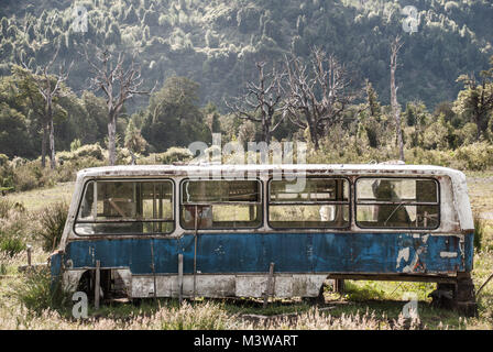 Eine verschlissene, verprügelt alten Bus in einem Bereich, in Patagonien, Chile links Stockfoto