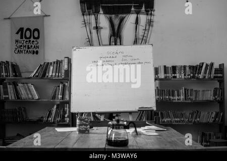 Ein Whiteboard mit Worten in Spanisch in einer Bibliothek in Chile geschrieben Stockfoto