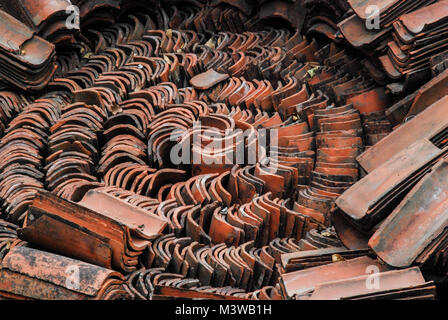 Keramische Dachziegel angehäuft zusammen und in einem Muster angeordnet Stockfoto