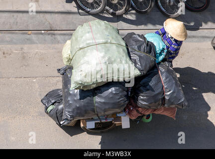 SAIGON, VIETNAM, 17.12.2017, Sammlung von verwertbaren Abfällen in den Straßen von Ho Chi Minh Stadt. Vietnamesische Volk treibt einen Wagen voller Taschen, Saigon Stockfoto