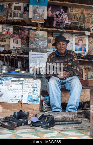 Ein älterer Schuster in seinem Geschäft in Guaranda, Ecuador posing Stockfoto