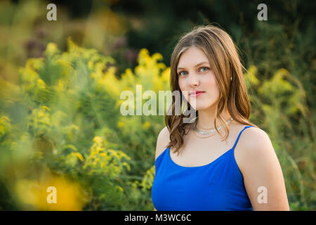 An der High School Mädchen Porträts außerhalb im Sommer. Eine Person. Schöne brünette Teenager weiblich. Stockfoto