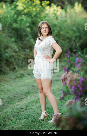 An der High School Mädchen Porträts außerhalb im Sommer. Eine Person. Schöne brünette Teenager weiblich. Stockfoto