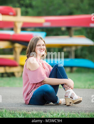 An der High School Mädchen Porträts außerhalb im Sommer. Eine Person. Schöne brünette Teenager weiblich. Stockfoto